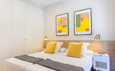 Cama o camas de una habitación en Iriarte en Madrid