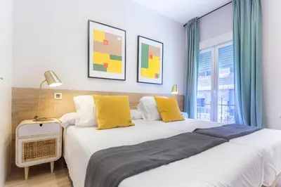 Cama o camas de una habitación en Iriarte en Madrid