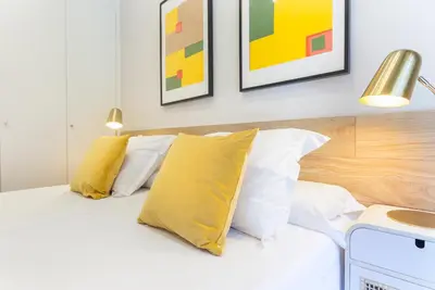 Cama o camas de una habitación en Iriarte en Madrid