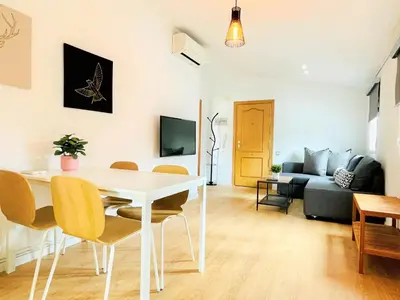 Una televisión o centro de entretenimiento en GRAN VÍA CHUECA Apartamentos Noxi 6 personas