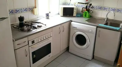 Una cocina o zona de cocina en habitación muy cerca del centro, en el metro 10min a sol/ gran vía
