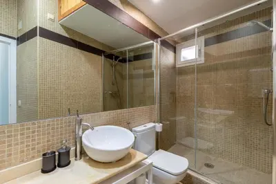 Un baño de Luminoso cerca Bernabéu- Apartamento BRAVO MURILLO