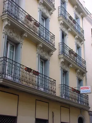 Edificio en el que se encuentra el hostal o pensión