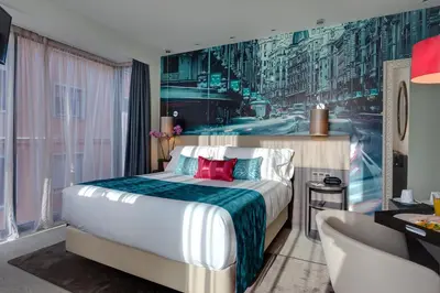 Cama o camas de una habitación en Hotel Indigo Madrid - Gran Vía by IHG
