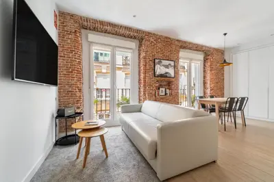 Una televisión o centro de entretenimiento en Bright Modern - 1Bedroom 1Bath - Lavapiés