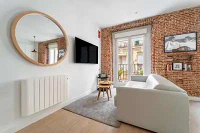 Una televisión o centro de entretenimiento en Bright Modern - 1Bedroom 1Bath - Lavapiés