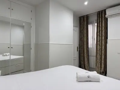 Cama o camas de una habitación en Apartamentos Day Madrid TRIBUNAL