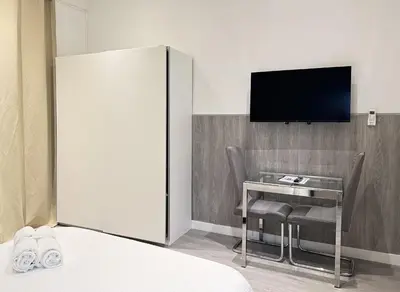 Una televisión o centro de entretenimiento en Apartamentos Day Madrid TRIBUNAL