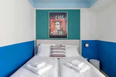 Cama o camas de una habitación en Bob W Madrid Chueca