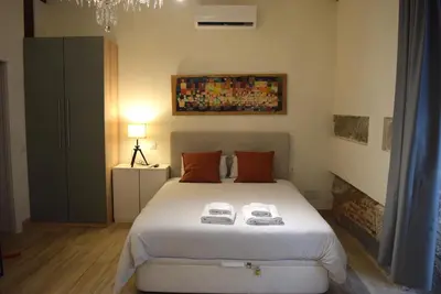 Cama o camas de una habitación en Opera Suites Fidelio , cozy studio in the very center of Madrid
