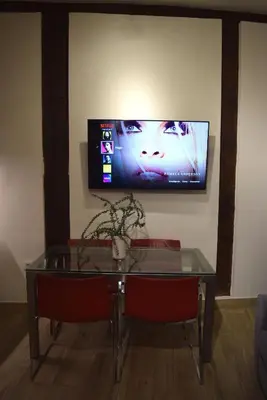 Una televisión o centro de entretenimiento en Opera Suites Fidelio , cozy studio in the very center of Madrid