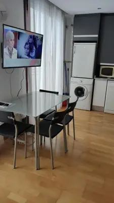 Una televisión o centro de entretenimiento en APARTAMENTO en ATOCHA - Silencioso y luminoso