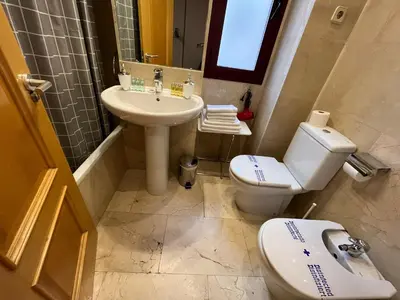 Un baño de APARTAMENTO en ATOCHA - Silencioso y luminoso