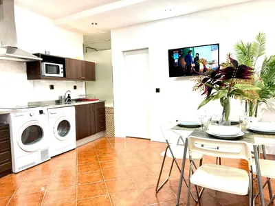 Una cocina o zona de cocina en Seasonal Living with Jacuzzi