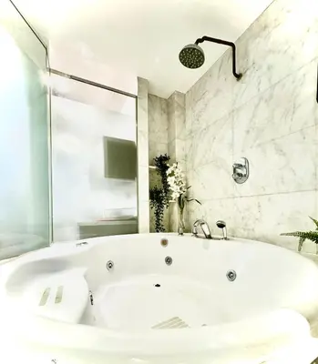 Un baño de Seasonal Living with Jacuzzi