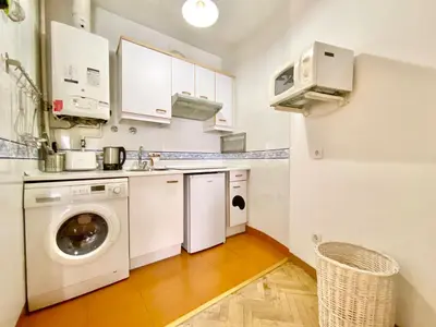 Una cocina o zona de cocina en Cozy Malasaña - Estudio con balcón en el centro, AC