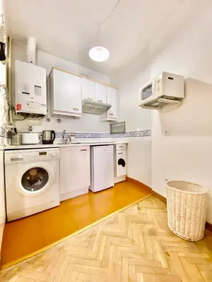 Una cocina o zona de cocina en Cozy Malasaña - Estudio con balcón en el centro, AC