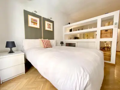 Cama o camas de una habitación en Cozy Malasaña - Estudio con balcón en el centro, AC