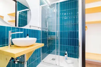 Un baño de OLBLANC Plaza de España by Batuecas