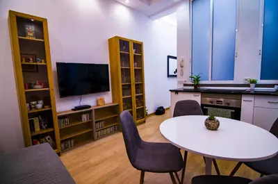 Una televisión o centro de entretenimiento en Piso VIP Anton Martin. Madrid Centro.