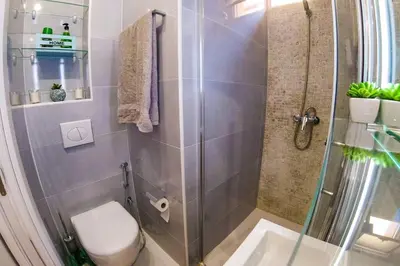 Un baño de Piso VIP Anton Martin. Madrid Centro.