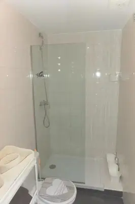 Un baño de Estudio en Plaza Vara del Rey