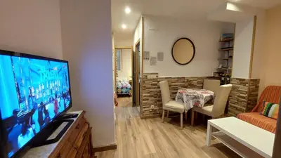 Una televisión o centro de entretenimiento en HomeStay Barrionuevo