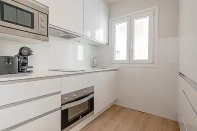 Una cocina o zona de cocina en Avenida América - Cama King, AC, junto a la estación