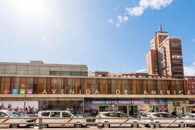 Plano de Avenida América - Cama King, AC, junto a la estación