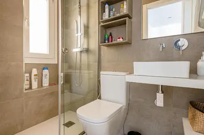 Un baño de Avenida América - Cama King, AC, junto a la estación