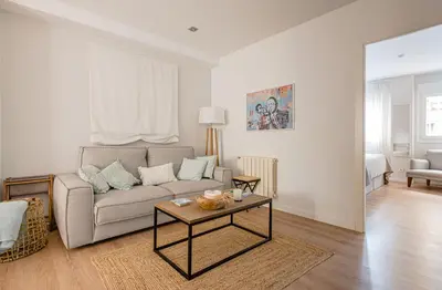 Zona de estar de Avenida América - Cama King, AC, junto a la estación