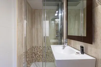 Un baño de H-A San Mateo Suites