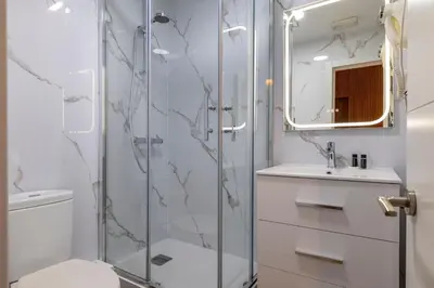 Un baño de H-A San Mateo Suites