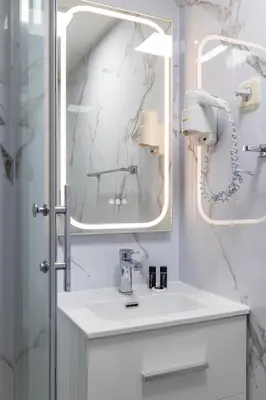 Un baño de H-A San Mateo Suites