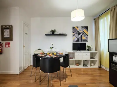 Una televisión o centro de entretenimiento en My City Home - Beautiful apartment at Salamanca