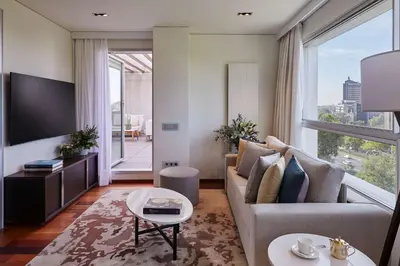 Una televisión o centro de entretenimiento en Hyatt Regency Madrid Residences