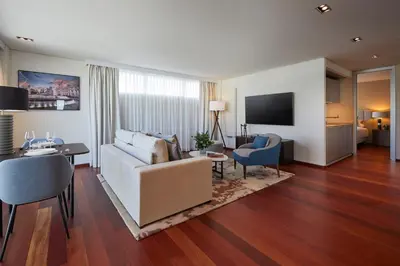 Una televisión o centro de entretenimiento en Hyatt Regency Madrid Residences