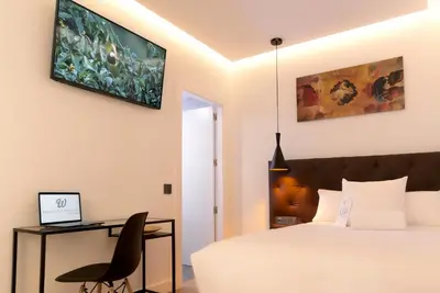 Una televisión o centro de entretenimiento en Woohoo Rooms Boutique Sol