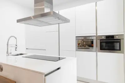 Una cocina o zona de cocina en For You Rentals NEW Design Apartment TEMPORAL Puerta del Sol PRE104C