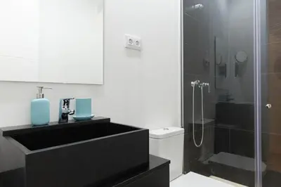Un baño de For You Rentals NEW Design Apartment TEMPORAL Puerta del Sol PRE104C
