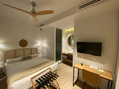 Una televisión o centro de entretenimiento en Casa du Soleil Hostal Boutique