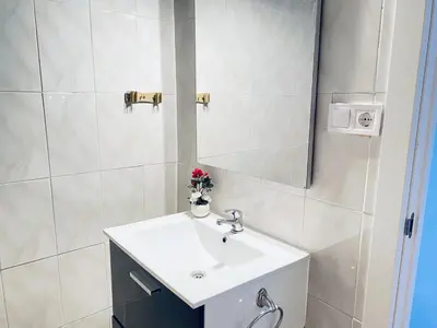 Un baño de Apartamento Doble Exterior en la GRAN VIA #45 de Madrid 7-2