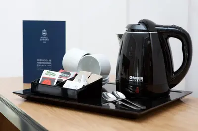 Utensilios para hacer té y café en Hotel Europa