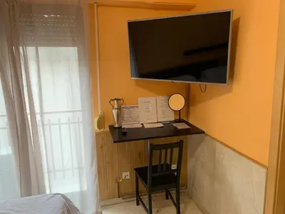 Una televisión o centro de entretenimiento en Apartamentos y Estudios Torr en Madrid - Chamartín con Wifi Gratis