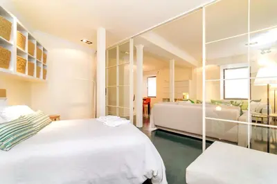 Cama o camas de una habitación en Caprichoso Loft junto Teatro Real - Madrid Centro by Batuecas