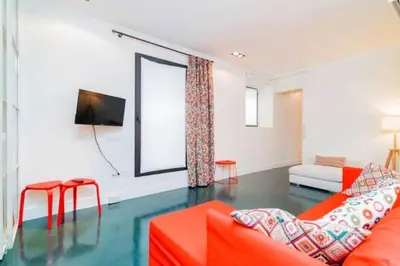 Una televisión o centro de entretenimiento en Caprichoso Loft junto Teatro Real - Madrid Centro by Batuecas