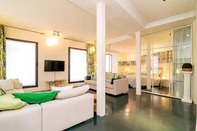 Una televisión o centro de entretenimiento en Caprichoso Loft junto Teatro Real - Madrid Centro by Batuecas