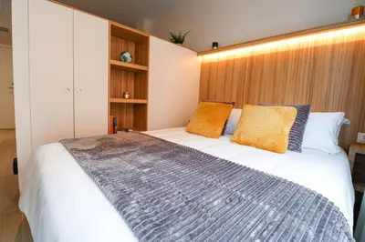 Cama o camas de una habitación en Studios Cielo Madrid