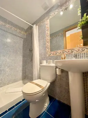 Un baño de Valverde Malasaña - Coqueto estudio con sofá cama en el centro