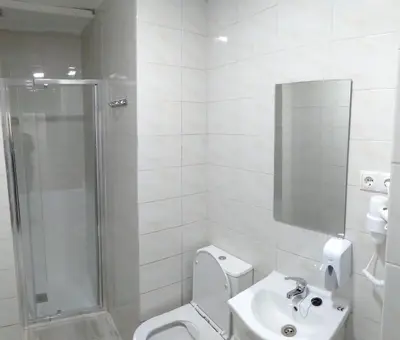 Un baño de HOSTAL Noche y Dia